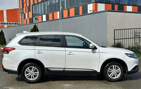 Mitsubishi Outlander III рестайлинг 3, 2018 год, 1 950 000 рублей, 7 фотография