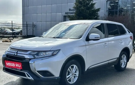 Mitsubishi Outlander III рестайлинг 3, 2018 год, 1 950 000 рублей, 9 фотография
