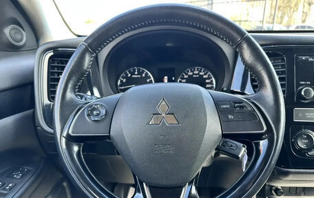 Mitsubishi Outlander III рестайлинг 3, 2018 год, 1 950 000 рублей, 10 фотография