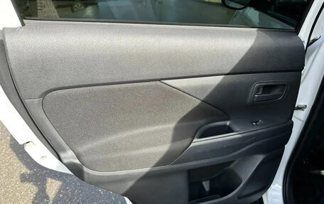 Mitsubishi Outlander III рестайлинг 3, 2018 год, 1 950 000 рублей, 13 фотография