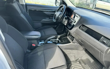 Mitsubishi Outlander III рестайлинг 3, 2018 год, 1 950 000 рублей, 16 фотография