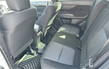 Mitsubishi Outlander III рестайлинг 3, 2018 год, 1 950 000 рублей, 20 фотография