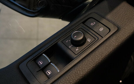 Volkswagen Multivan T6 рестайлинг, 2018 год, 5 200 000 рублей, 20 фотография