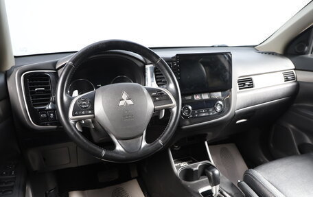 Mitsubishi Outlander III рестайлинг 3, 2014 год, 1 899 000 рублей, 8 фотография