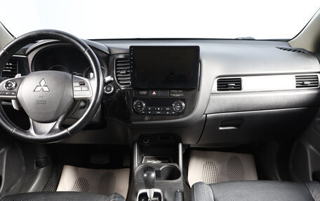 Mitsubishi Outlander III рестайлинг 3, 2014 год, 1 899 000 рублей, 10 фотография