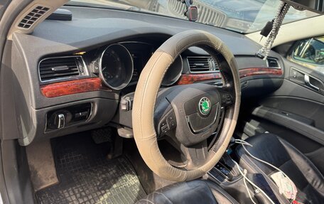 Skoda Superb III рестайлинг, 2010 год, 1 350 000 рублей, 19 фотография