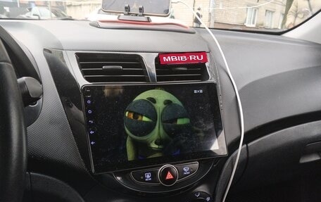 Hyundai Solaris II рестайлинг, 2015 год, 800 000 рублей, 23 фотография