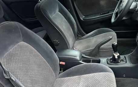 Toyota Avensis III рестайлинг, 2001 год, 185 000 рублей, 20 фотография