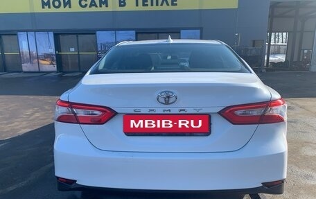 Toyota Camry, 2018 год, 2 070 000 рублей, 3 фотография