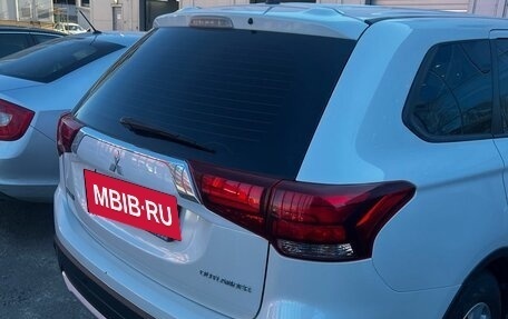 Mitsubishi Outlander III рестайлинг 3, 2015 год, 1 550 000 рублей, 6 фотография