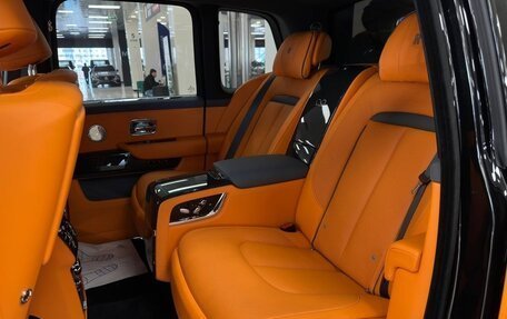 Rolls-Royce Cullinan, 2023 год, 47 000 000 рублей, 12 фотография