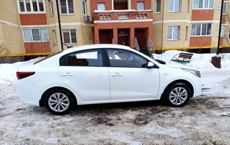 KIA Rio IV, 2017 год, 1 100 000 рублей, 3 фотография