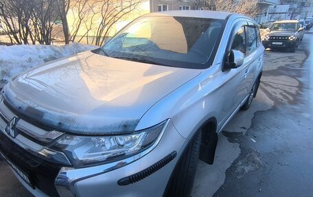 Mitsubishi Outlander III рестайлинг 3, 2016 год, 1 800 000 рублей, 2 фотография