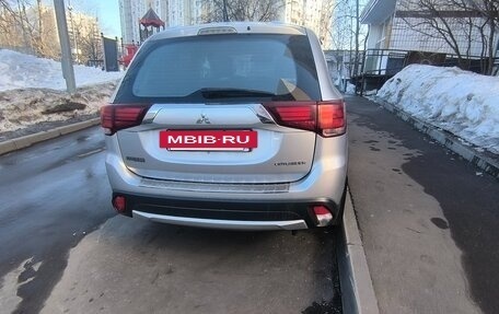 Mitsubishi Outlander III рестайлинг 3, 2016 год, 1 800 000 рублей, 4 фотография