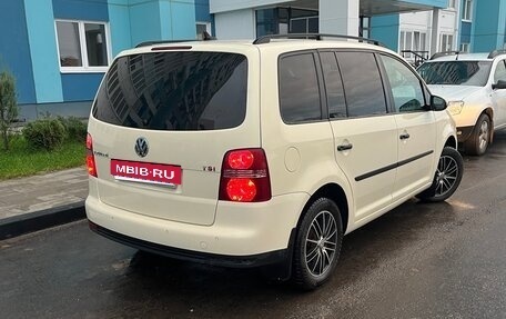 Volkswagen Touran III, 2010 год, 585 000 рублей, 3 фотография