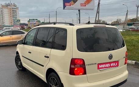 Volkswagen Touran III, 2010 год, 585 000 рублей, 2 фотография