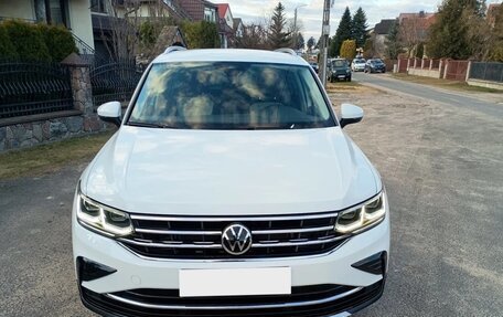 Volkswagen Tiguan II, 2021 год, 2 710 000 рублей, 1 фотография