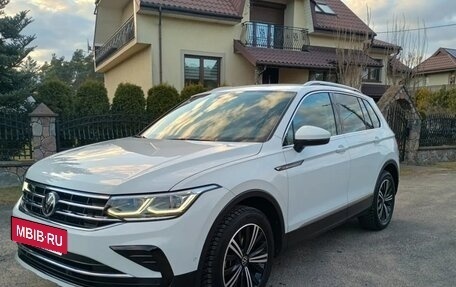 Volkswagen Tiguan II, 2021 год, 2 710 000 рублей, 3 фотография