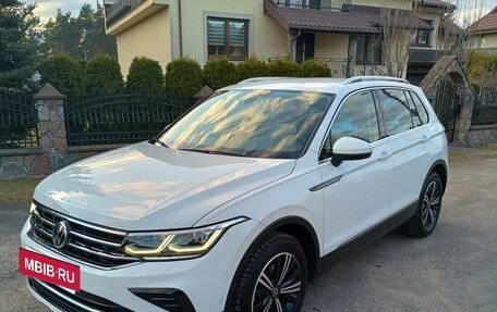 Volkswagen Tiguan II, 2021 год, 2 710 000 рублей, 2 фотография