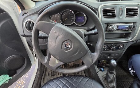 Renault Logan II, 2017 год, 700 000 рублей, 4 фотография