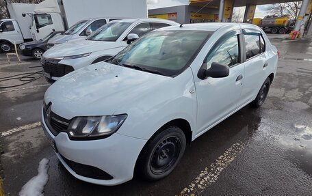 Renault Logan II, 2017 год, 700 000 рублей, 2 фотография