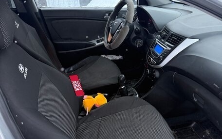 Hyundai Solaris II рестайлинг, 2013 год, 420 000 рублей, 19 фотография