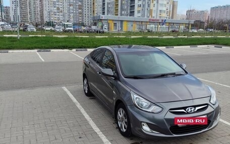 Hyundai Solaris II рестайлинг, 2011 год, 830 000 рублей, 2 фотография