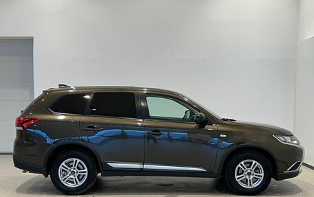 Mitsubishi Outlander III рестайлинг 3, 2018 год, 1 990 000 рублей, 4 фотография