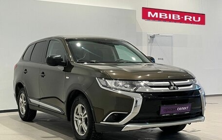 Mitsubishi Outlander III рестайлинг 3, 2018 год, 1 990 000 рублей, 3 фотография