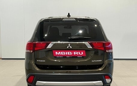 Mitsubishi Outlander III рестайлинг 3, 2018 год, 1 990 000 рублей, 6 фотография