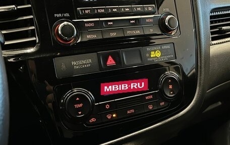 Mitsubishi Outlander III рестайлинг 3, 2018 год, 1 990 000 рублей, 15 фотография