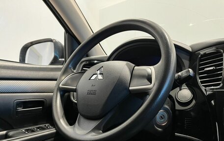 Mitsubishi Outlander III рестайлинг 3, 2018 год, 1 990 000 рублей, 19 фотография