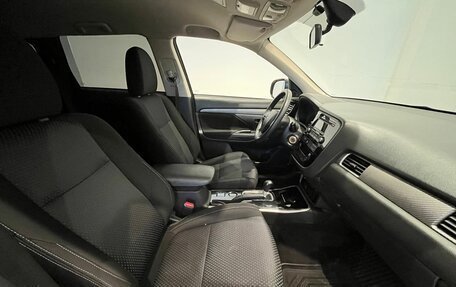 Mitsubishi Outlander III рестайлинг 3, 2018 год, 1 990 000 рублей, 21 фотография