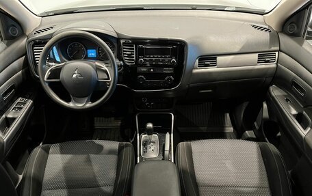 Mitsubishi Outlander III рестайлинг 3, 2018 год, 1 990 000 рублей, 20 фотография