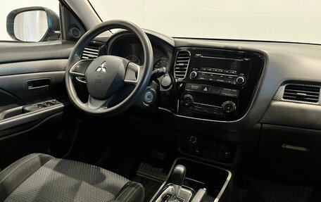 Mitsubishi Outlander III рестайлинг 3, 2018 год, 1 990 000 рублей, 18 фотография