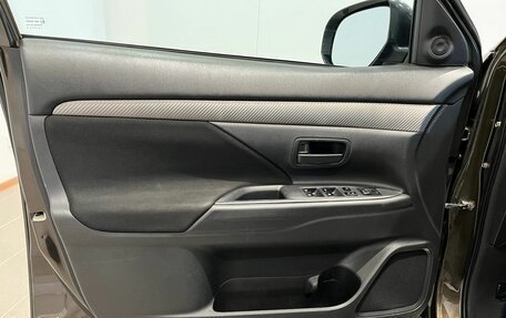 Mitsubishi Outlander III рестайлинг 3, 2018 год, 1 990 000 рублей, 27 фотография