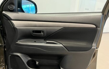 Mitsubishi Outlander III рестайлинг 3, 2018 год, 1 990 000 рублей, 22 фотография