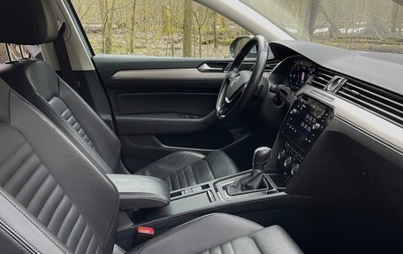 Volkswagen Passat B8 рестайлинг, 2019 год, 2 300 000 рублей, 15 фотография