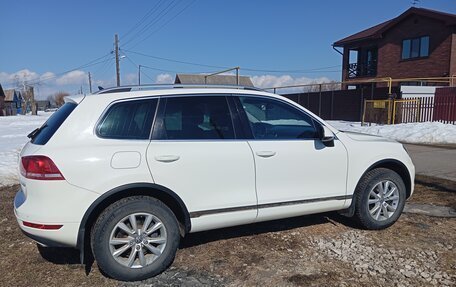 Volkswagen Touareg III, 2011 год, 1 800 000 рублей, 2 фотография