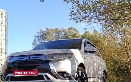 Mitsubishi Outlander III рестайлинг 3, 2018 год, 3 010 000 рублей, 1 фотография
