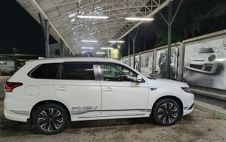 Mitsubishi Outlander III рестайлинг 3, 2018 год, 3 010 000 рублей, 6 фотография