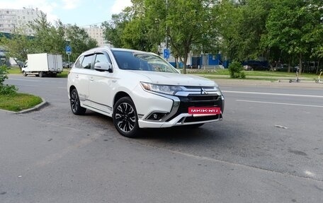 Mitsubishi Outlander III рестайлинг 3, 2018 год, 3 010 000 рублей, 2 фотография