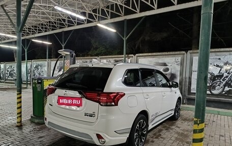 Mitsubishi Outlander III рестайлинг 3, 2018 год, 3 010 000 рублей, 7 фотография