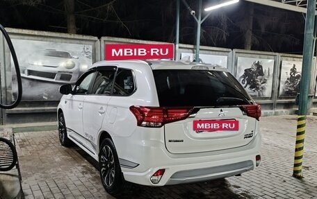 Mitsubishi Outlander III рестайлинг 3, 2018 год, 3 010 000 рублей, 8 фотография