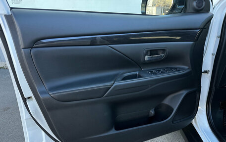 Mitsubishi Outlander III рестайлинг 3, 2018 год, 2 700 000 рублей, 15 фотография