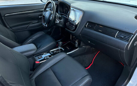 Mitsubishi Outlander III рестайлинг 3, 2018 год, 2 700 000 рублей, 14 фотография