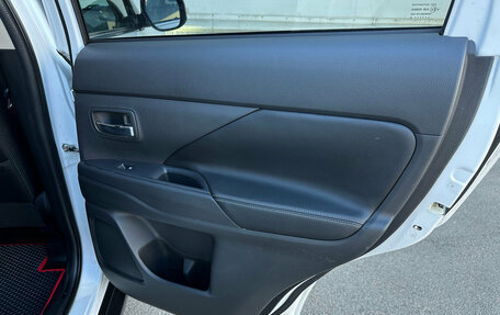 Mitsubishi Outlander III рестайлинг 3, 2018 год, 2 700 000 рублей, 17 фотография