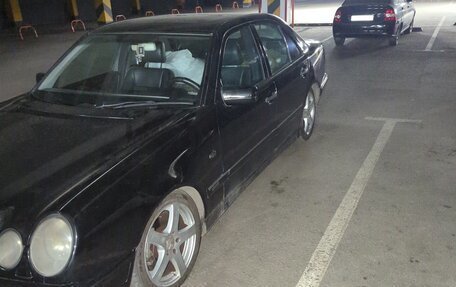 Mercedes-Benz E-Класс, 1998 год, 600 000 рублей, 2 фотография