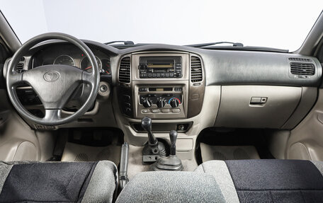 Toyota Land Cruiser 100 рестайлинг 2, 2005 год, 2 949 000 рублей, 11 фотография