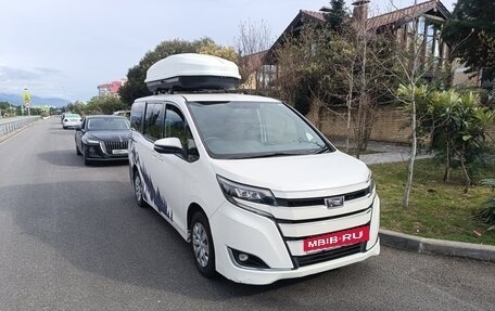 Toyota Noah III, 2018 год, 1 650 000 рублей, 1 фотография